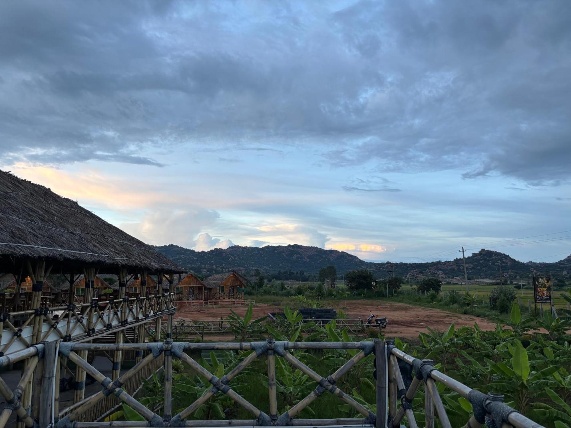 Mowgli'S Cafe Hampi & Guest House Exterior foto